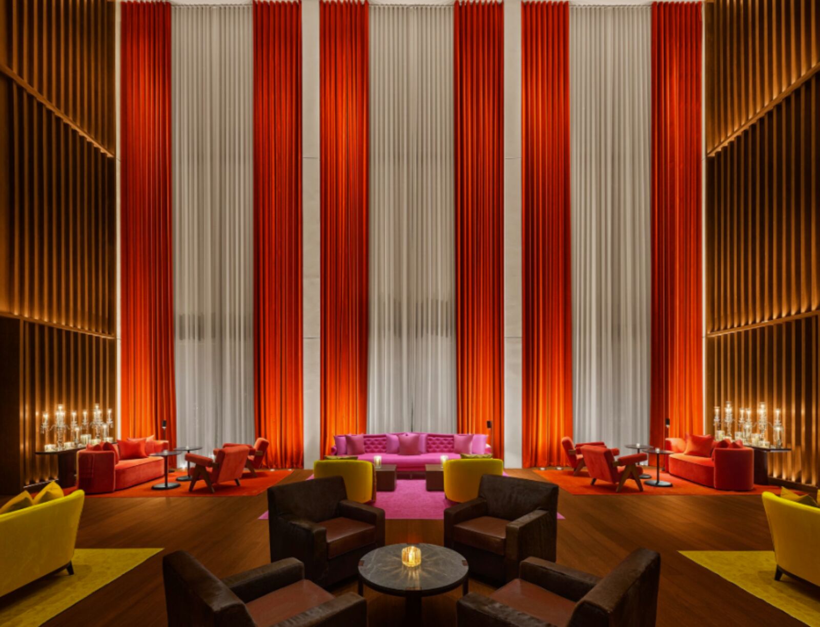 Lobby Bar Salon con cortinas de seda