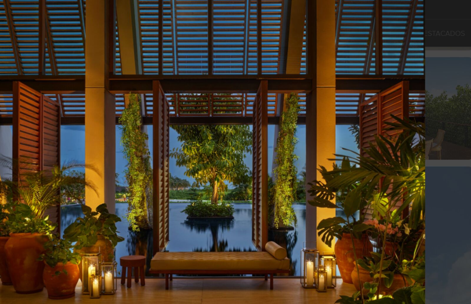 Lobby con vista al exterior de noche